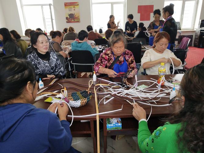 巧手编织脱贫梦——浑江区妇联举办贫困妇女手编工艺品制作培训