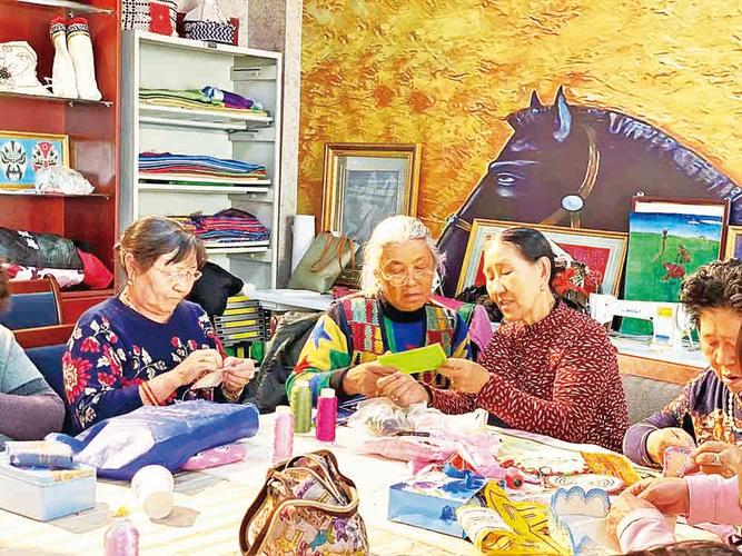 指尖绽放团结花——肃北县民族团结进社区手工艺品培训班侧记